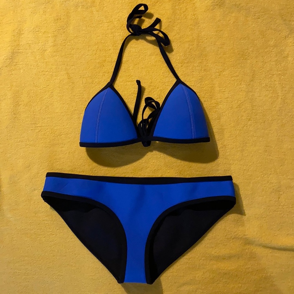 dark blue triangl bikini!